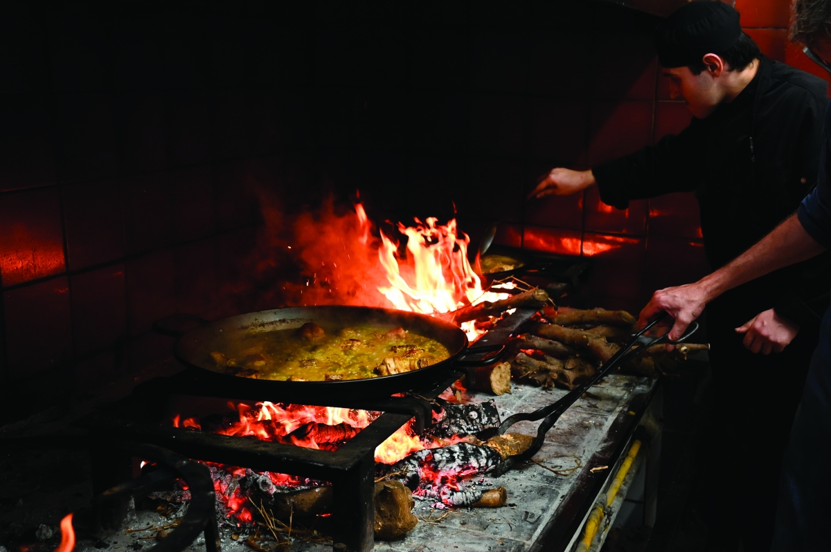 Miguel vigila el fuego. 