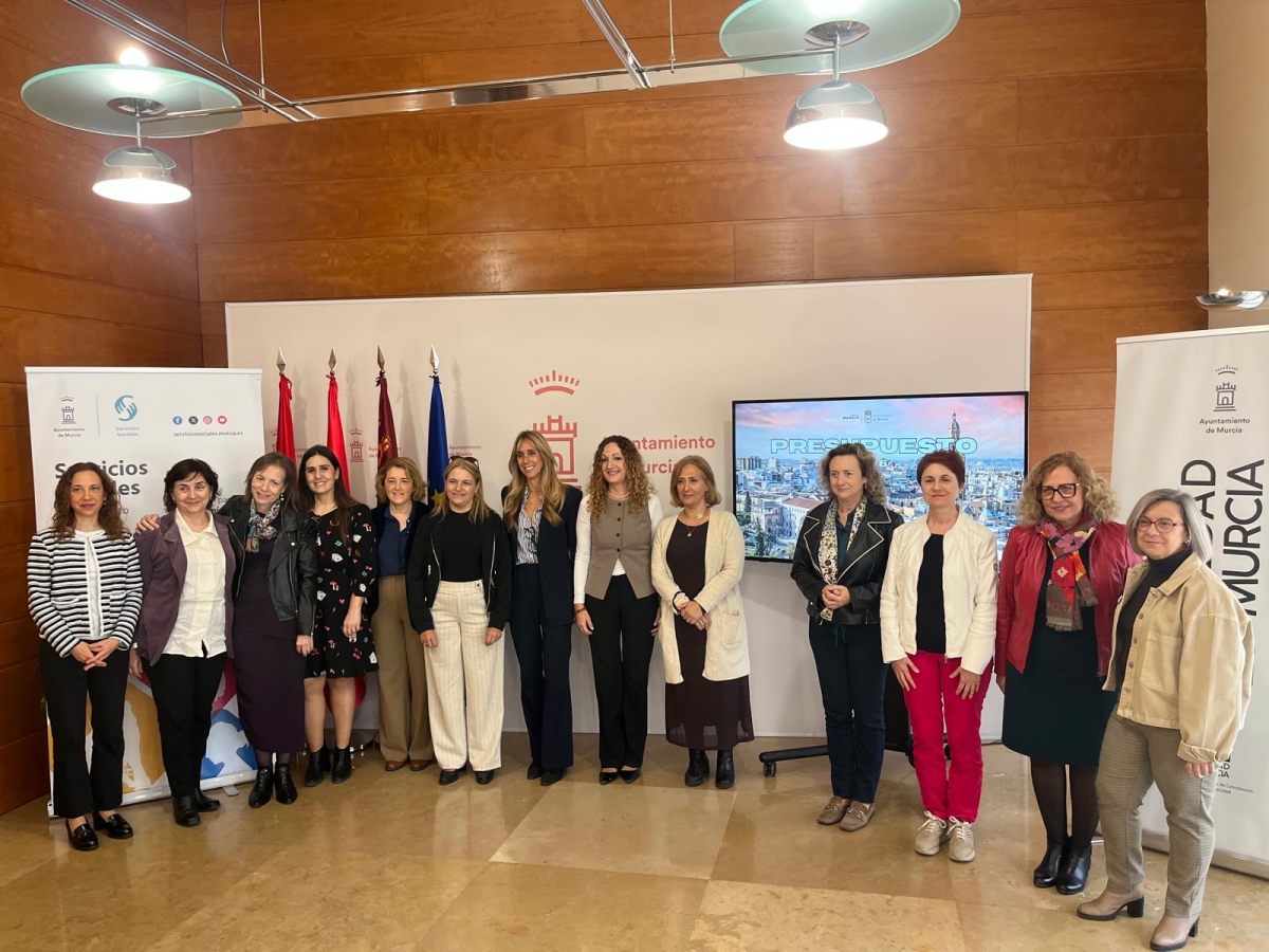 Murcia refuerza los Servicios Sociales con 36,7 millones y busca llegar a más mayores que viven solos