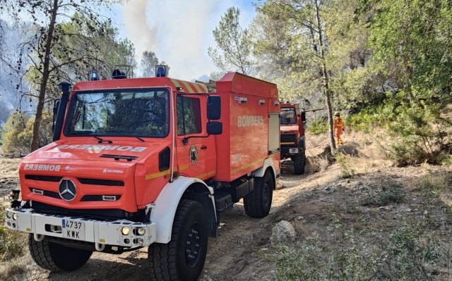 Los medios de extinción terrestres continúan trabajando en el incendio de Simat