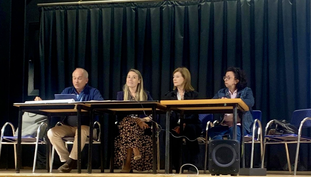 Un momento de la reunión informativa con los comerciantes del mercadillo.
