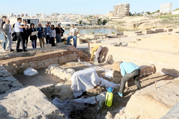 El MARQ localiza un calzado de 2300 años en una de las primeras viviendas de la Illeta dels Banyets