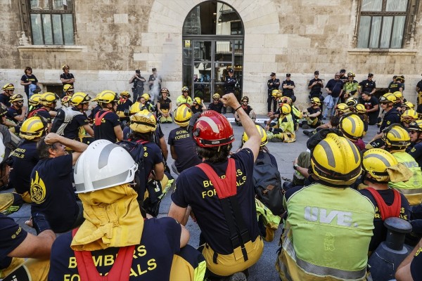 La renuncia del gerente mantiene la inestabilidad en la empresa de bomberos de la Generalitat en plena incertidumbre por el tercer turno