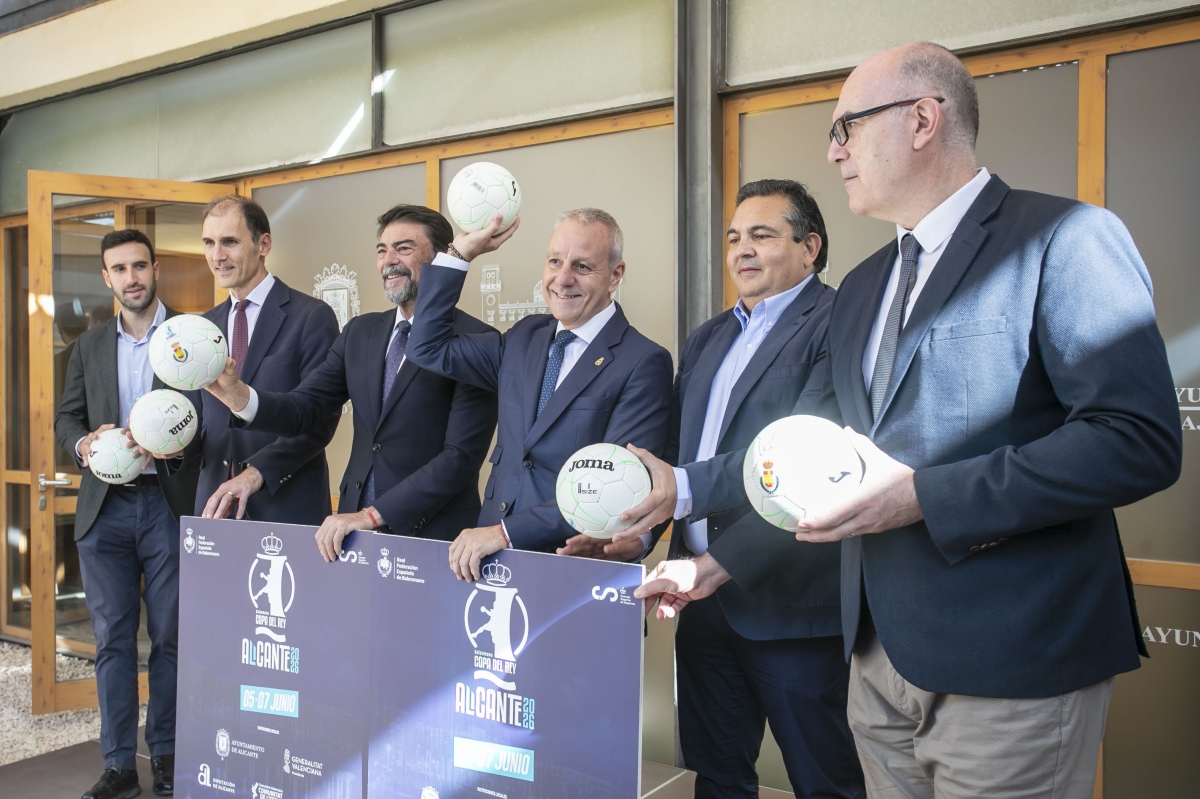 Representantes municipales y del Comité Organizador. - 