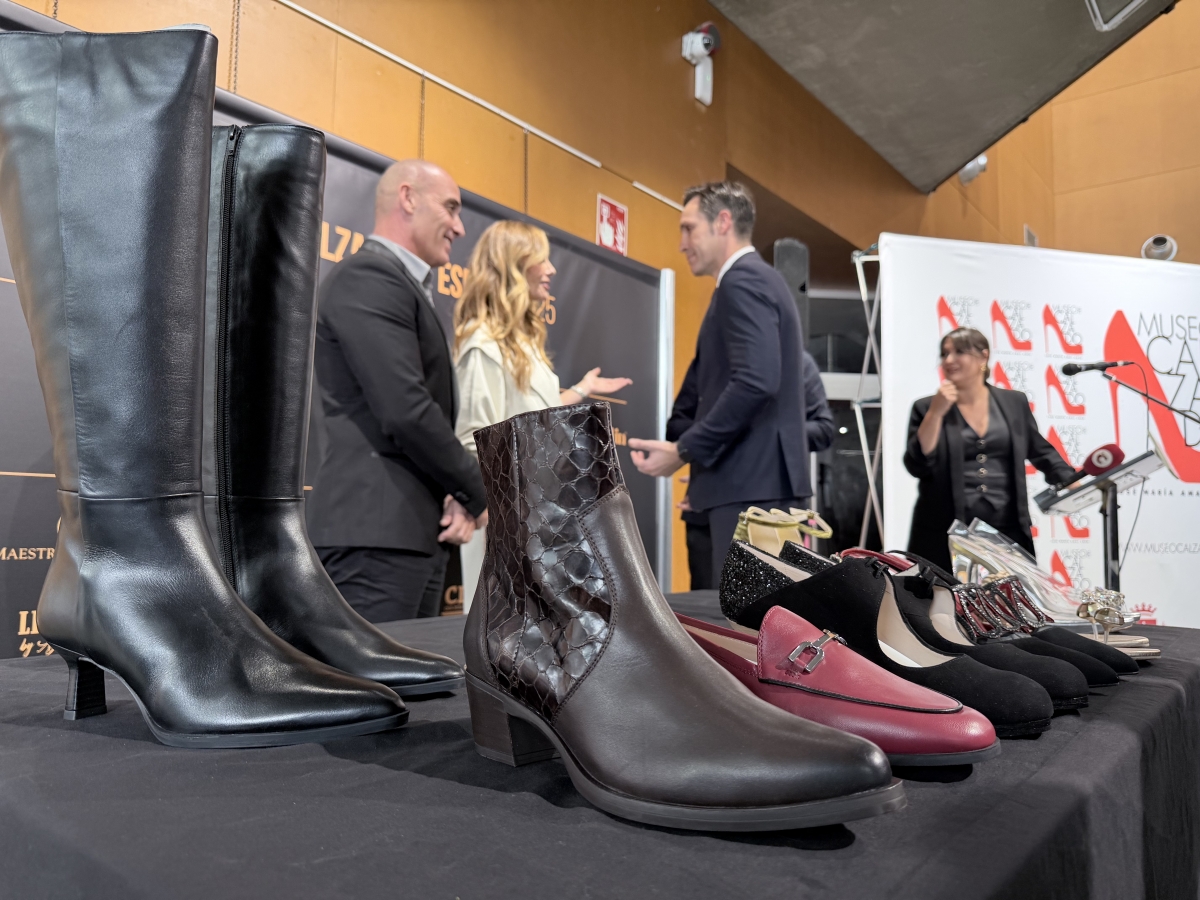 Paula Vázquez, junto a los zapatos que ha recibido por parte de firmas eldenses. - Foto: IJ. Paula Vázquez, junto a los zapatos que ha recibido por parte de firmas eldenses.