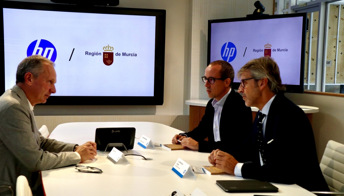 El consejero Luis Alberto Marín reunido con el CEO Mundial de HP; Enrique Lores. - Foto: CARM