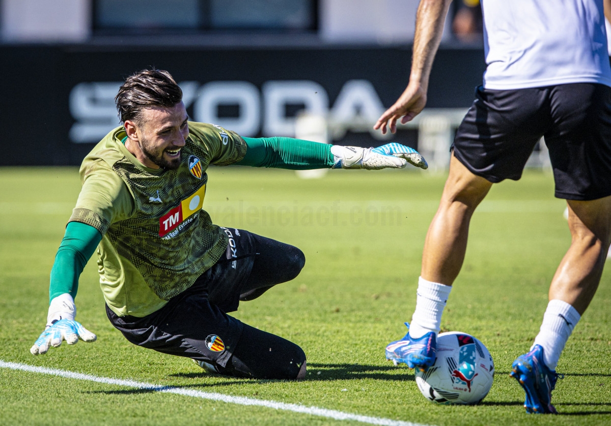 Dimitrievski se une a las tareas del Valencia CF en el mercado de invierno