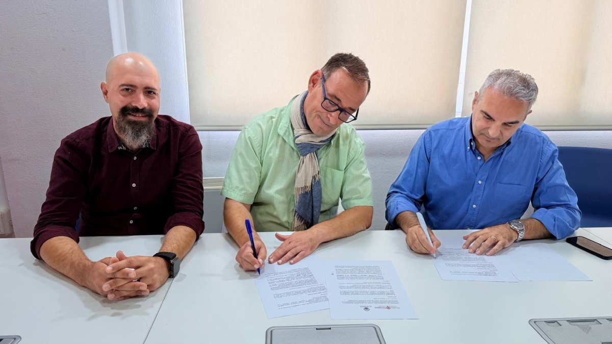 Un momento de la rúbrica del acuerdo.