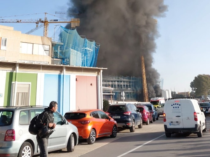 Extinguido el incendio del Hospital de la Vila tras generar una gran columna de humo
