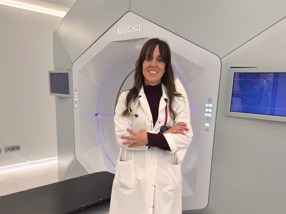 La Dra. Paula Santamaría, médica adjunta del servicio de Oncología Radioterápica del IVO.