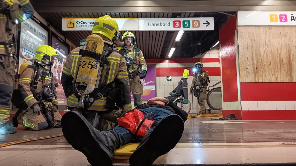 Metrovalencia realiza un simulacro de incendio de un tren en el túnel de Àngel Guimerà