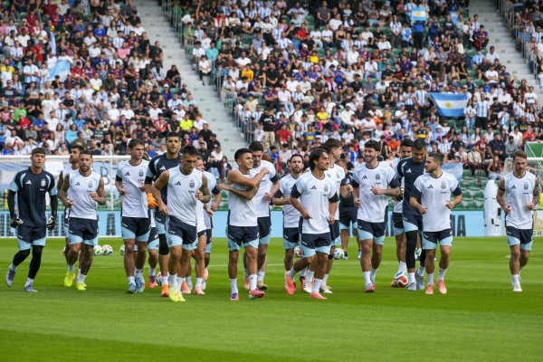 Argentina y Messi desatan la locura en Elche con un entrenamiento ante 20.000 espectadores