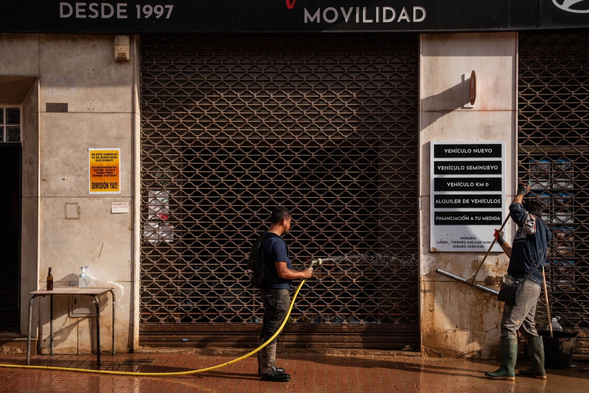 Un hombre realiza tareas de limpieza en Alfafar tras la Dana.