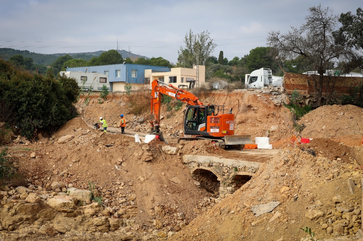Torrent avanza en la reconstrucción del Camí dels Arquets con la mejora del paso inundable junto als Arquets de Baix