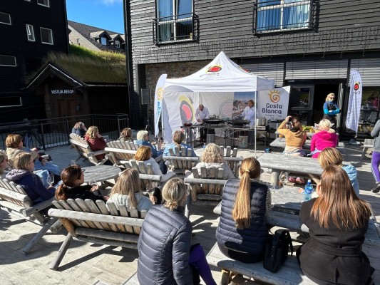 Alicante promociona su oferta gastronómica y deportiva en Noruega en un evento para mujeres