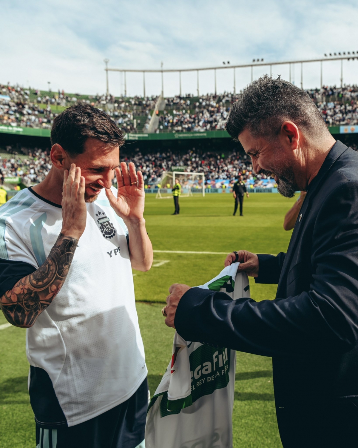 Bragarnik obsequia a Messi con una camiseta del Elche CF - Foto: ECF Bragarnik obsequia a Messi con una camiseta del Elche CF
