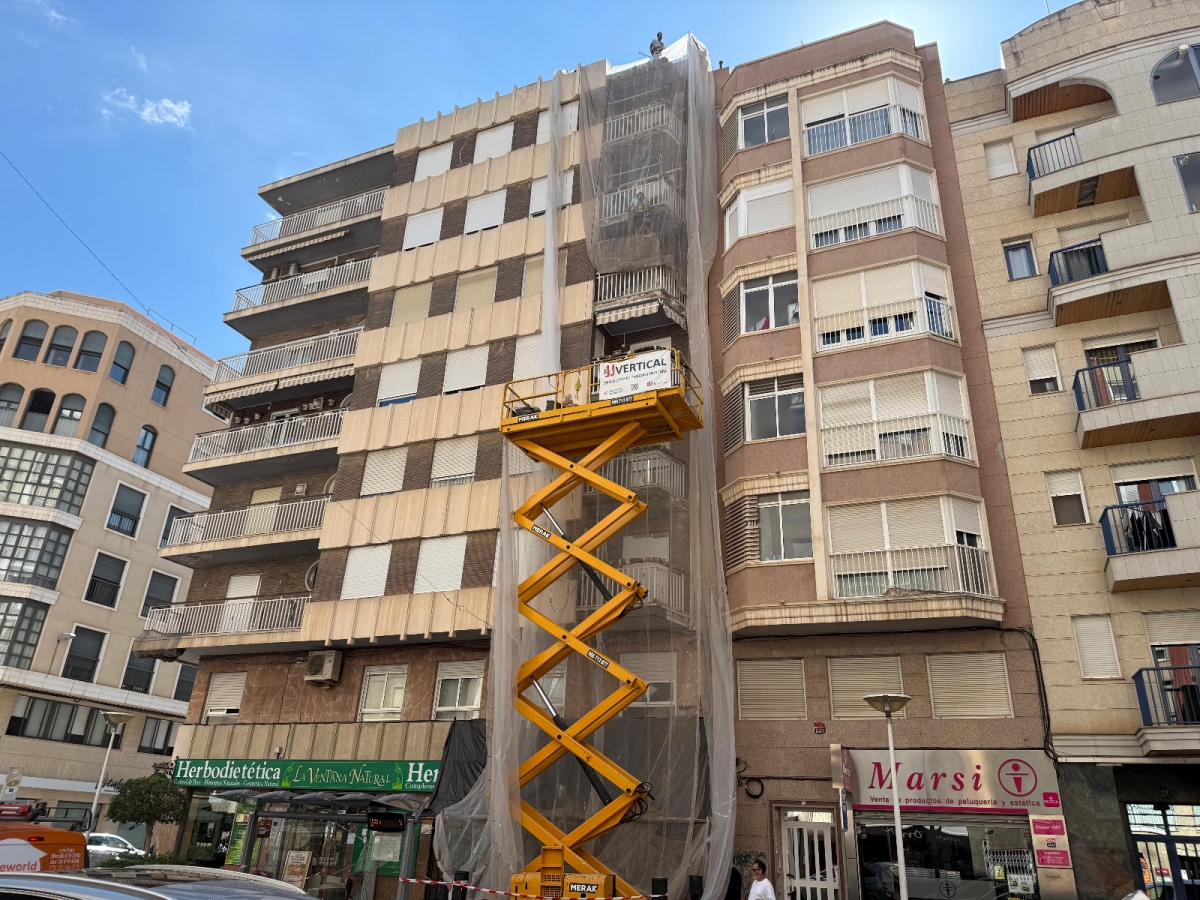 Elche aprueba las ayudas a la rehabilitación de edificios de viviendas de 2025 con 700.000 euros