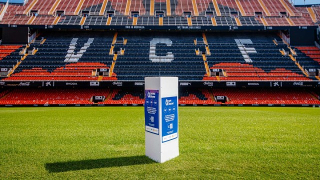 Un proyecto hace de tapones recogidos en Mestalla material deportivo para la 'zona dana' 