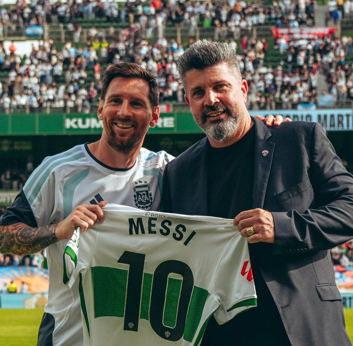 Messi junto a Bragarnik, en el Martínez Valero.