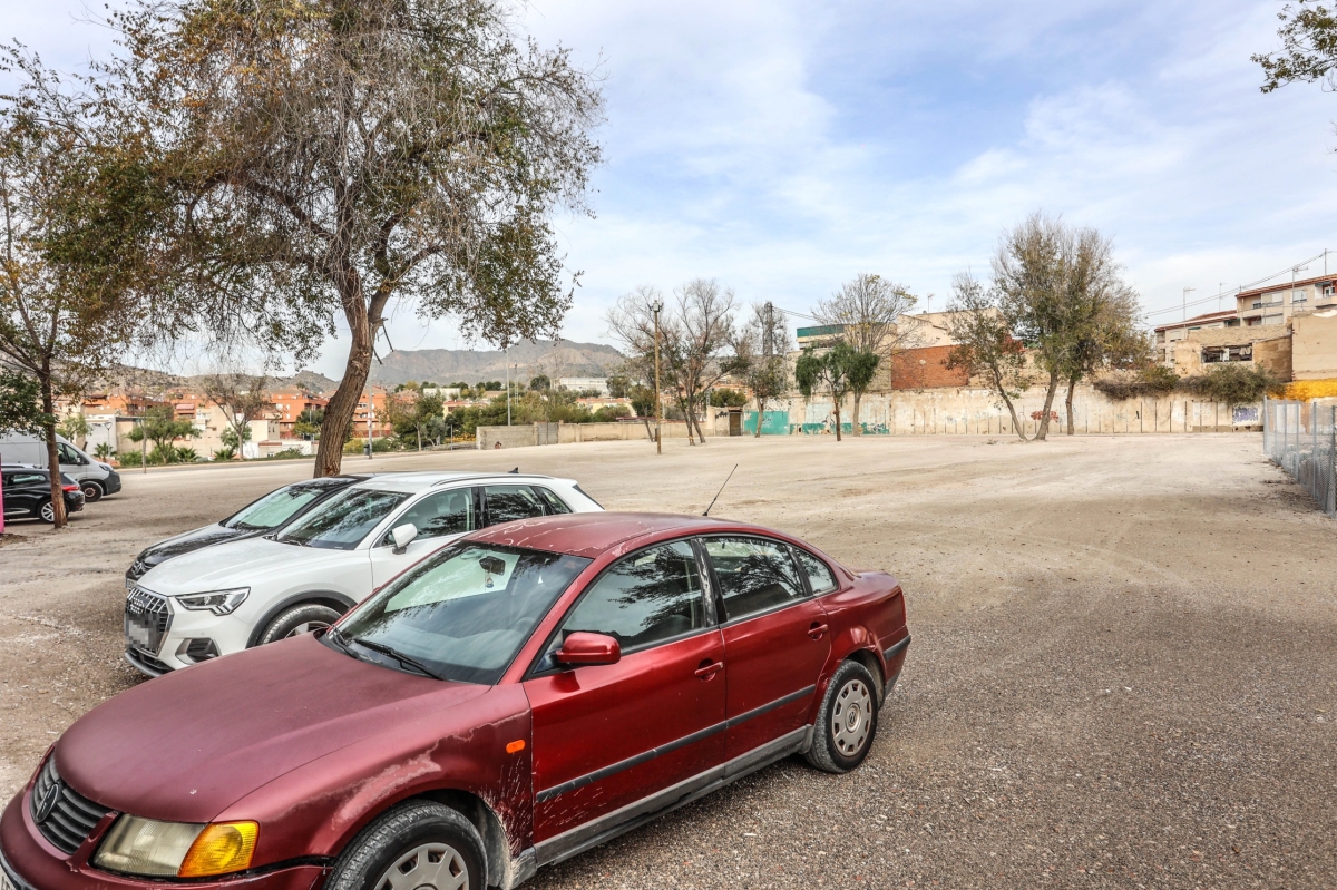 Elda habilita desde hoy el aparcamiento provisional de la antigua fábrica de Emérito Maestre con más de 90 plazas gratuitas