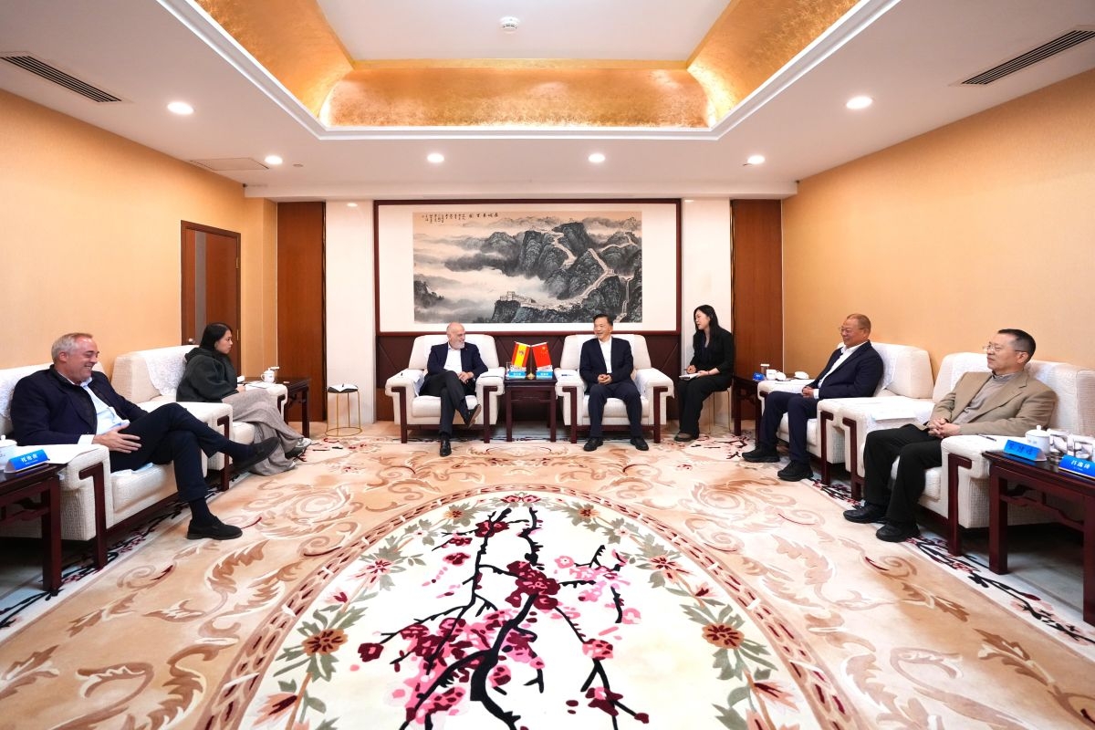 Javier Tebas refuerza el liderazgo de LALIGA en China durante el viaje oficial de los Reyes de España