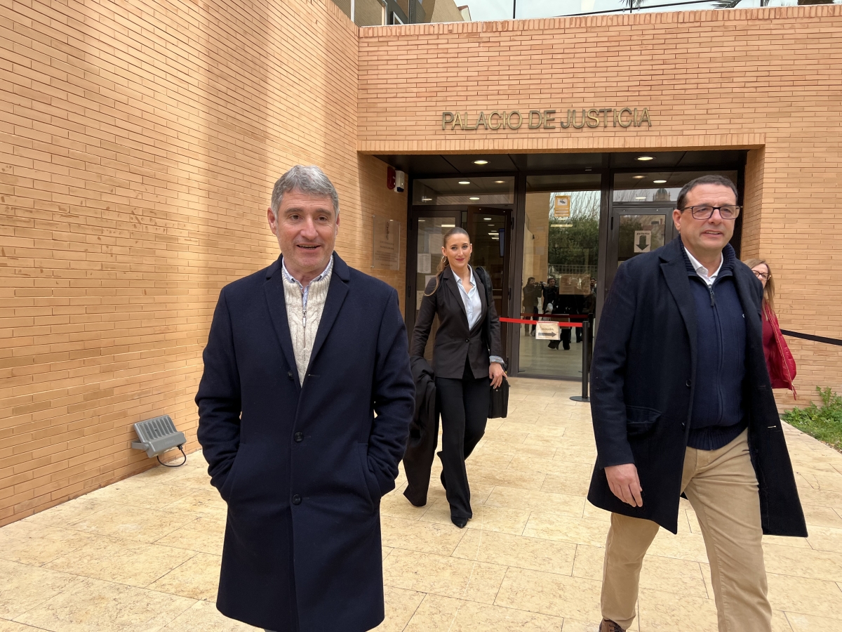 El juicio al alcalde de Orihuela vuelve a aplazarse por la baja médica de la magistrada: se va a mayo de 2026