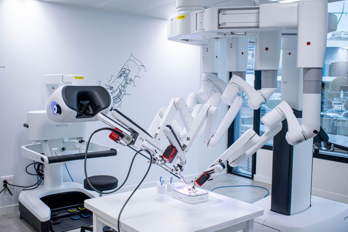 Quirónsalud incorpora en Madrid los primeros tres robots Da Vinci de última generación de España