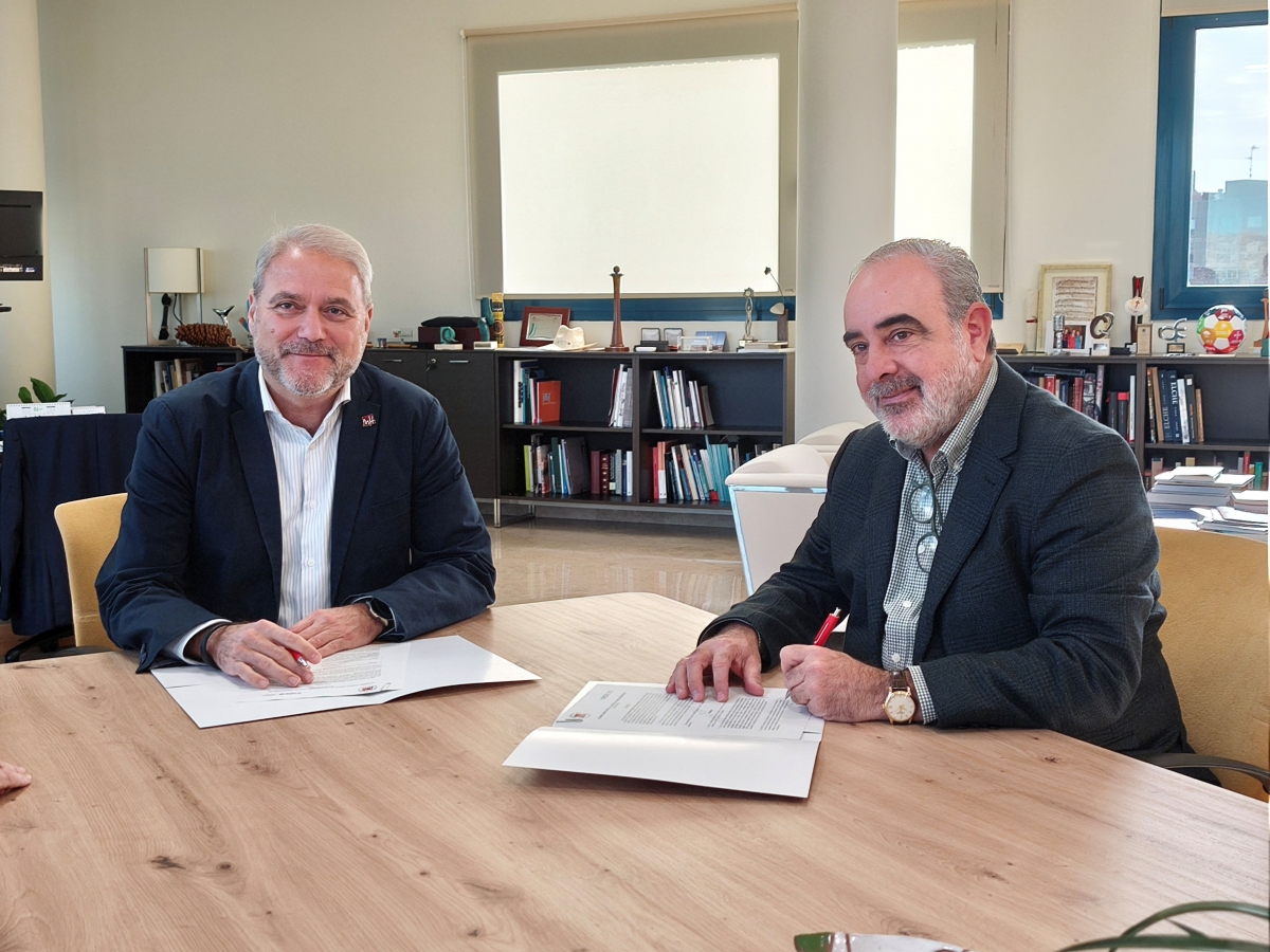 Firma del convenio entre Ineca y UMH.