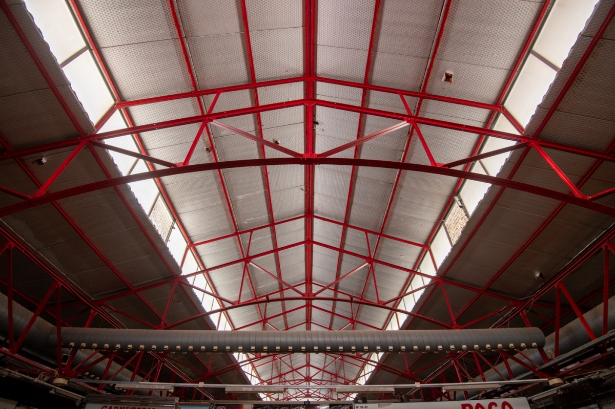 Cerchas metálicas que se salvaguardan de la reforma - - Foto: RAFA MOLINA Cerchas metálicas que se salvaguardan de la reforma -