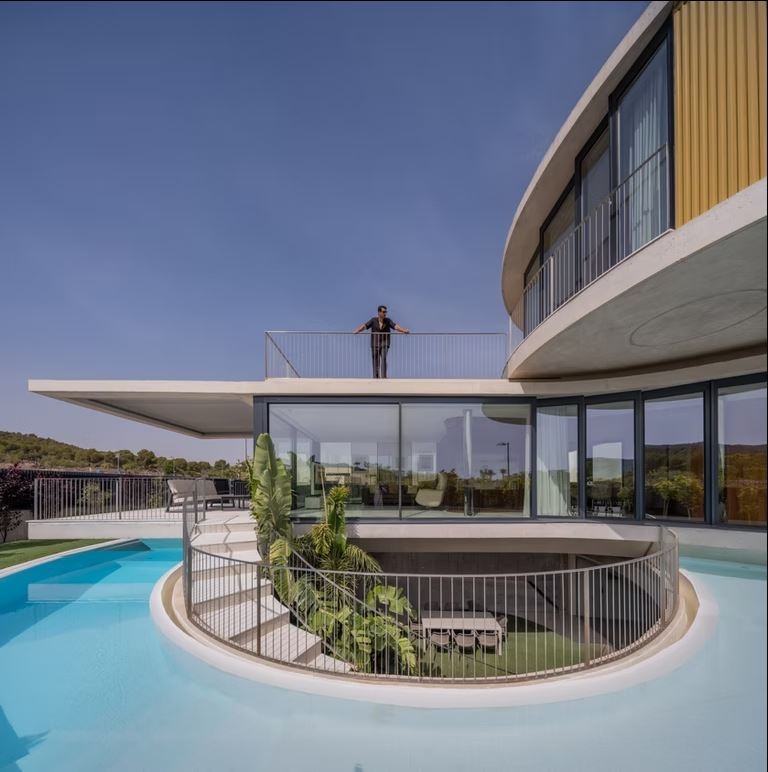 La espectacular casa con forma de 'boomerang' en La Alberca que 'The Wall Street Journal' dio a conocer al mundo