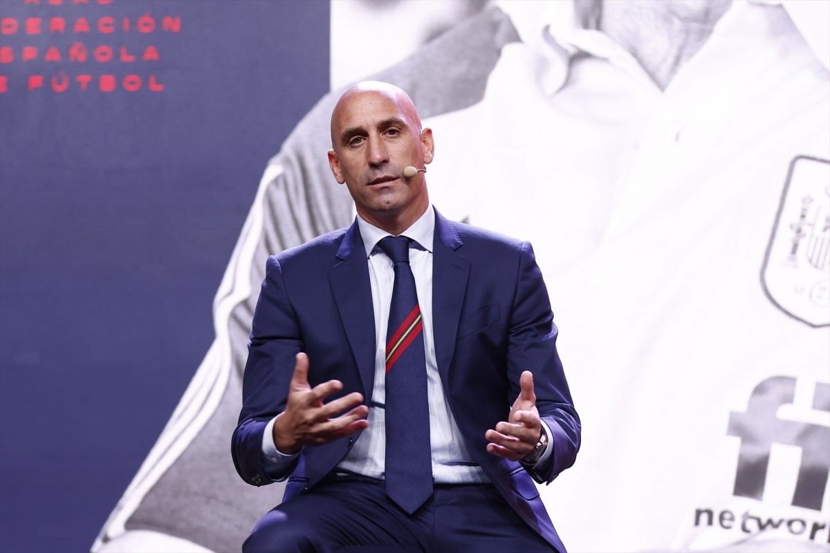Luis Rubiales, atacado por su tío durante la presentación de su libro