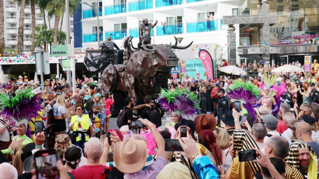 Miles de británicos toman el relevo y llenan de disfraces las calles de Benidorm con la ‘Fancy Dress Party’