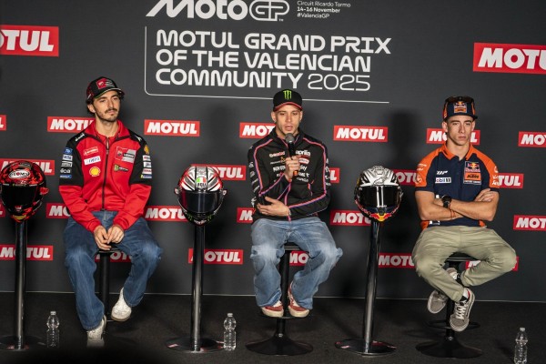 El pit walk reúne a 2.500 aficionados antes del comienzo del Gran Premio Motul de la Comunitat Valenciana