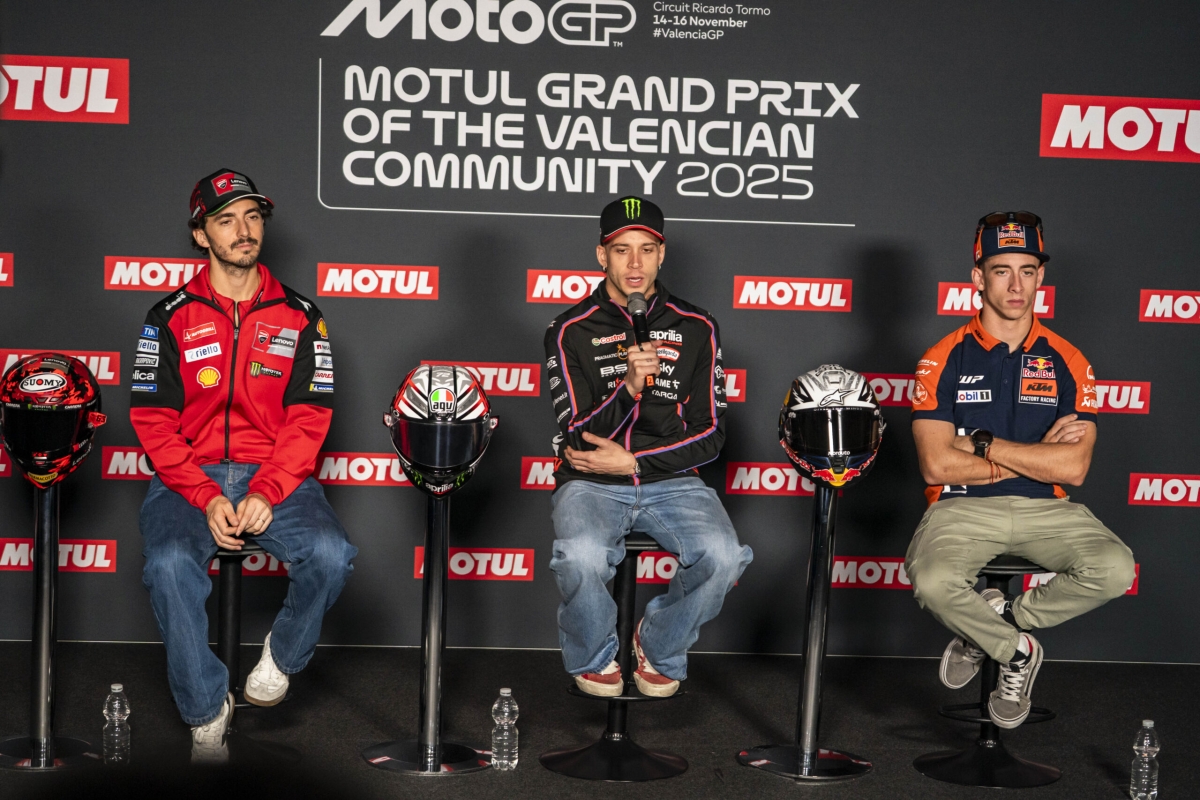 El pit walk reúne a 2.500 aficionados antes del comienzo del Gran Premio Motul de la Comunitat Valenciana