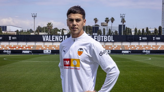 Enzo Barrenechea visita a sus excompañeros en Paterna
