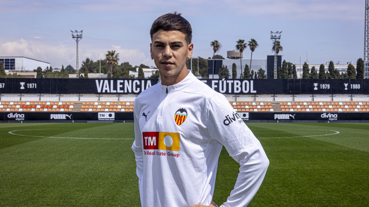 Enzo Barrenechea visita a sus excompañeros en Paterna