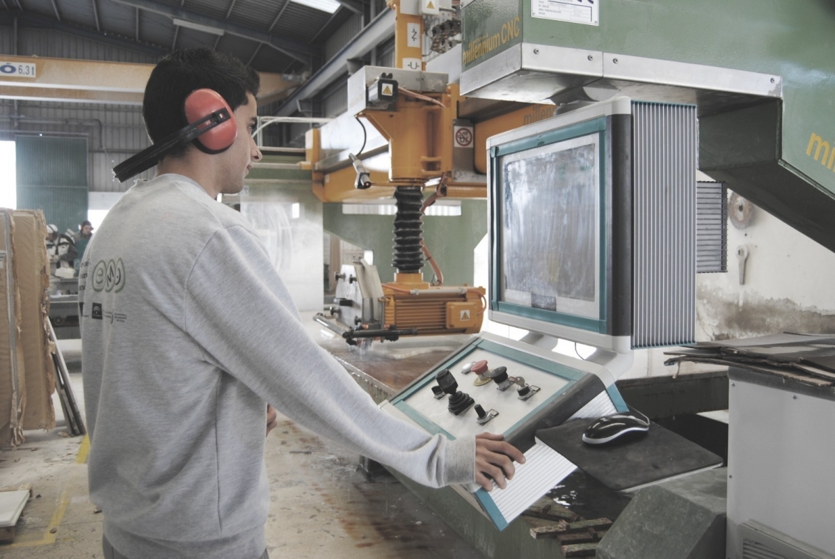 UGT inicia el procedimiento para anticipar la edad de jubilación de los trabajadores del sector del mármol