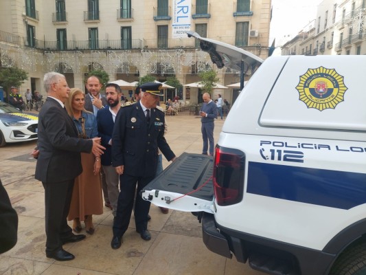 Alicante estrena una Oficina Móvil de Atención al Ciudadano junto a 10 nuevos coches patrulla