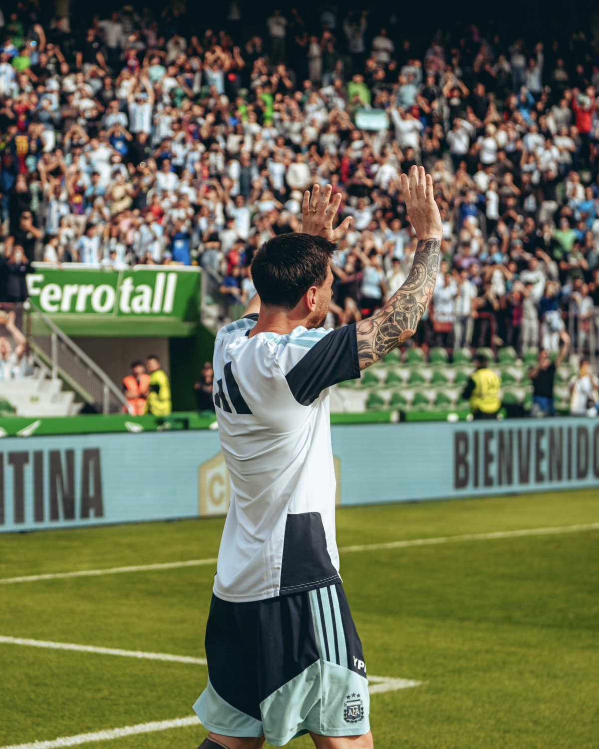 Messi saluda a la entregada afición