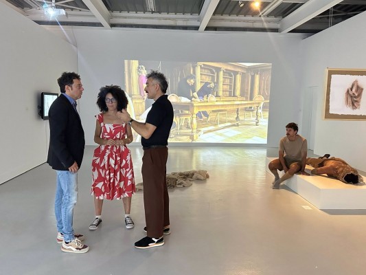 Abraham Hurtado muestra en el Centro Párraga de Murcia la disolución de lo corpóreo en el mundo digital