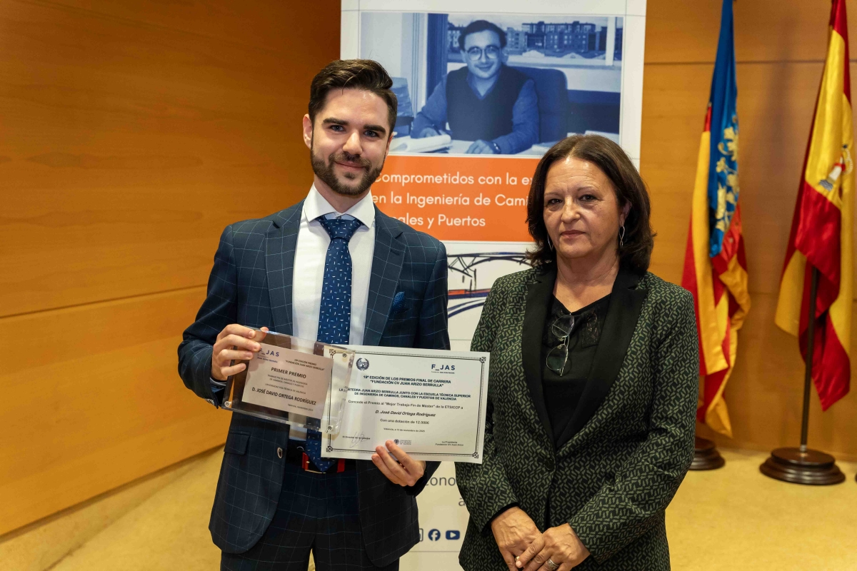 José David Ortega Rodríguez recibe el premio de Rosario Arizo, presidenta de la Fundación Juan Arizo. - Foto: FUNDACIÓN JUAN ARIZO José David Ortega Rodríguez recibe el premio de Rosario Arizo, presidenta de la Fundación Juan Arizo.