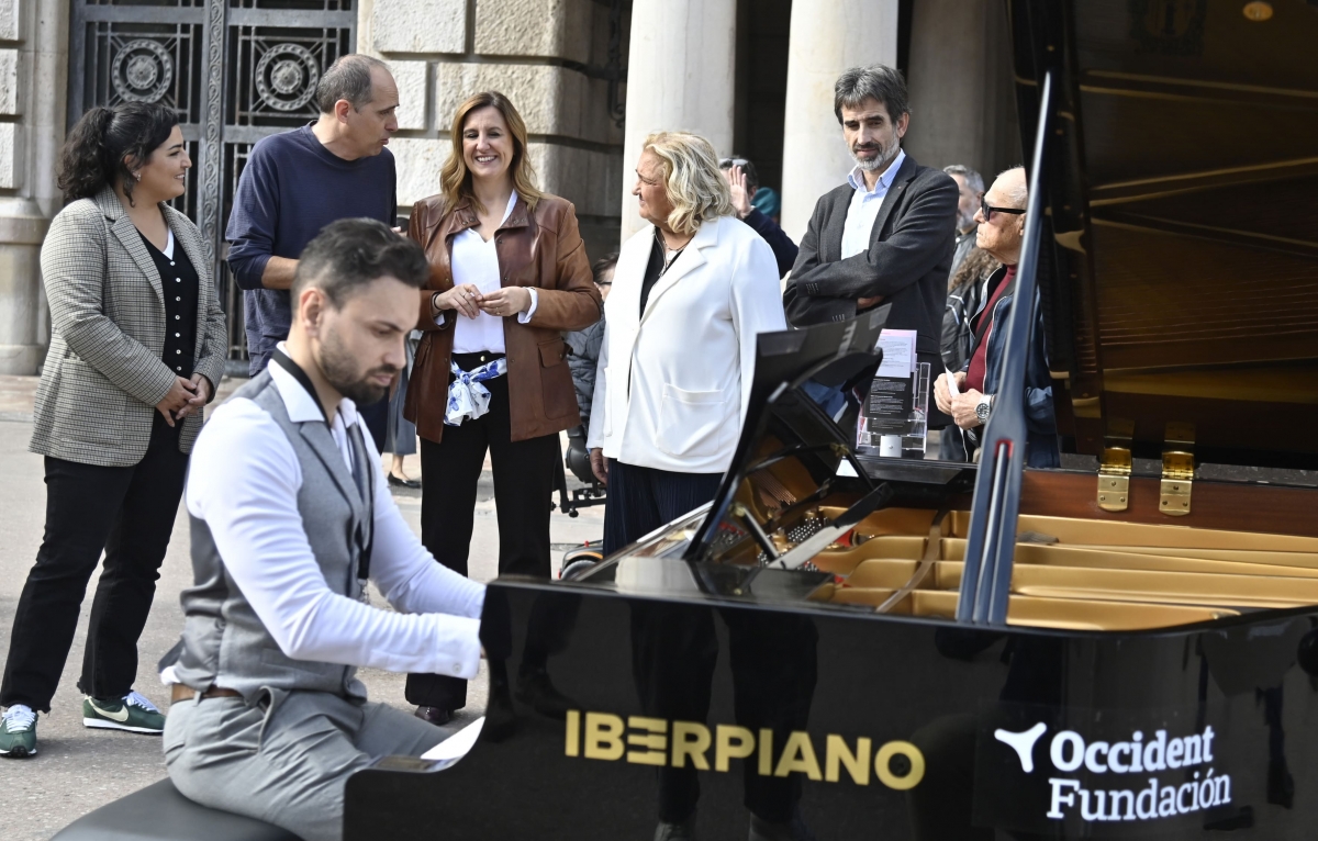 Ocho pianos de cola llenan de música las plazas de València