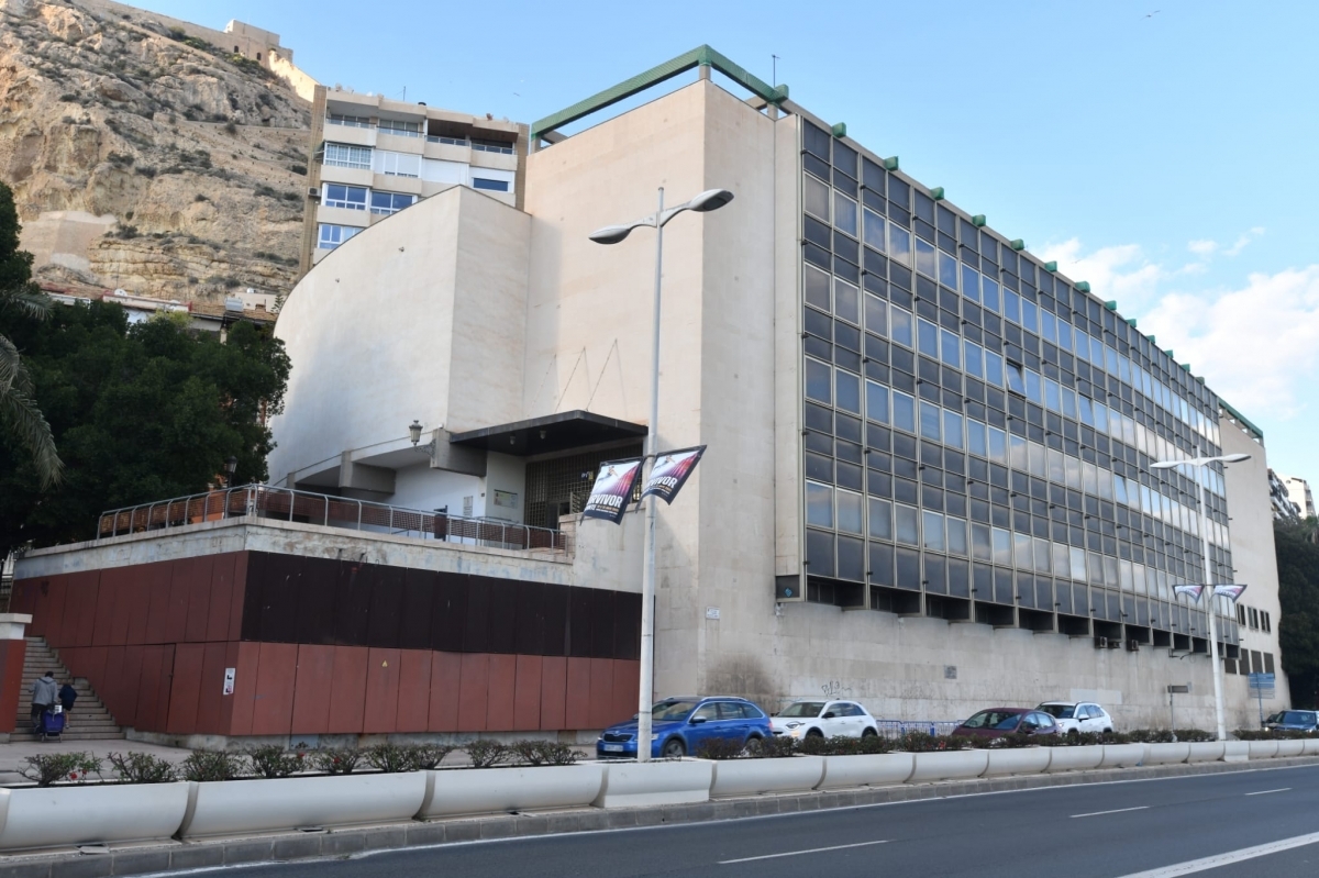 El edificio de la biblioteca Azorín, junto al Paseíto Ramiro de Alicante.