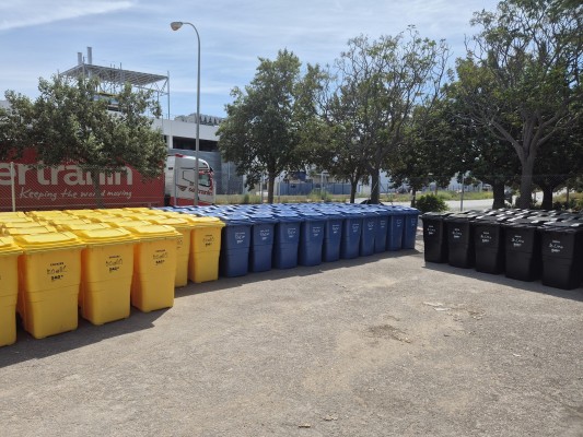 Sagunto refuerza la educación ambiental con nuevas cubetas de reciclaje en los colegios