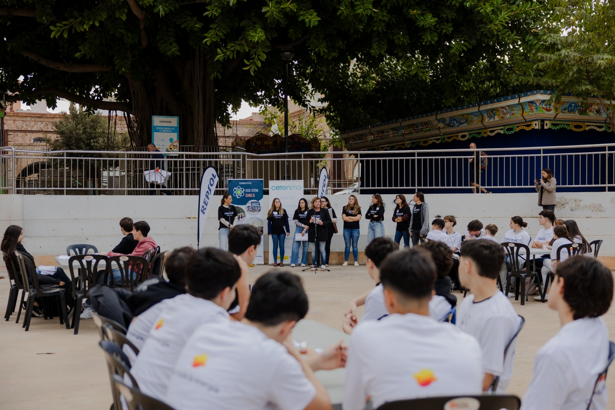 Repsol acerca la ciencia a los estudiantes de Cartagena y muestra el trabajo de sus ingenieras a alumnos del IES Jiménez de la Espada e Isaac Peral