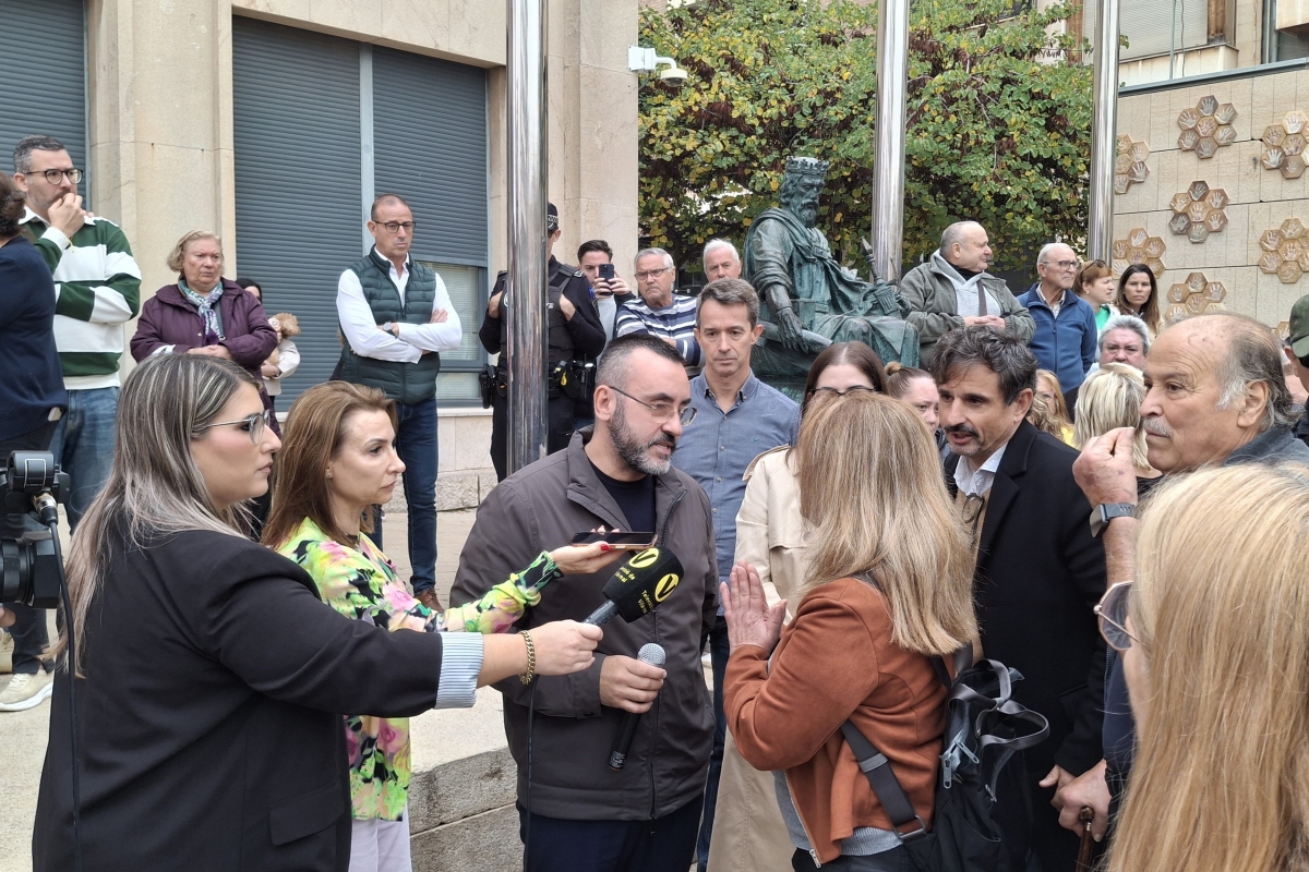 Benlloch atén als veïns concentrats per la taxa de residus i anuncia millores, reunions i bonificacions