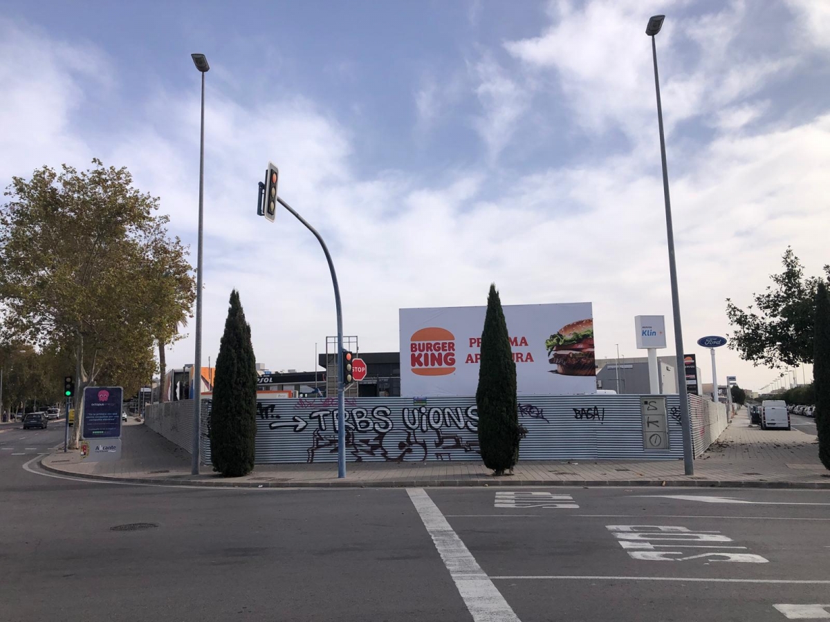 El cartel anunciador de la apertura del nuevo Burger King en Alicante. - El cartel anunciador de la apertura del nuevo Burger King en Alicante.