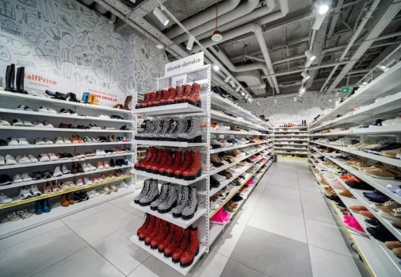 La compañía polaca de moda multimarca Half Price desembarca en L'Aljub de Elche y sustituye a H&M