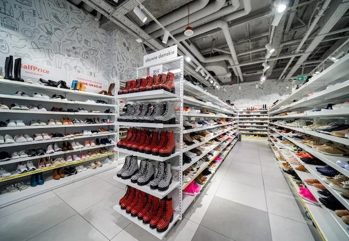 La compañía polaca de moda multimarca Half Price desembarca en L'Aljub de Elche y sustituye a H&M