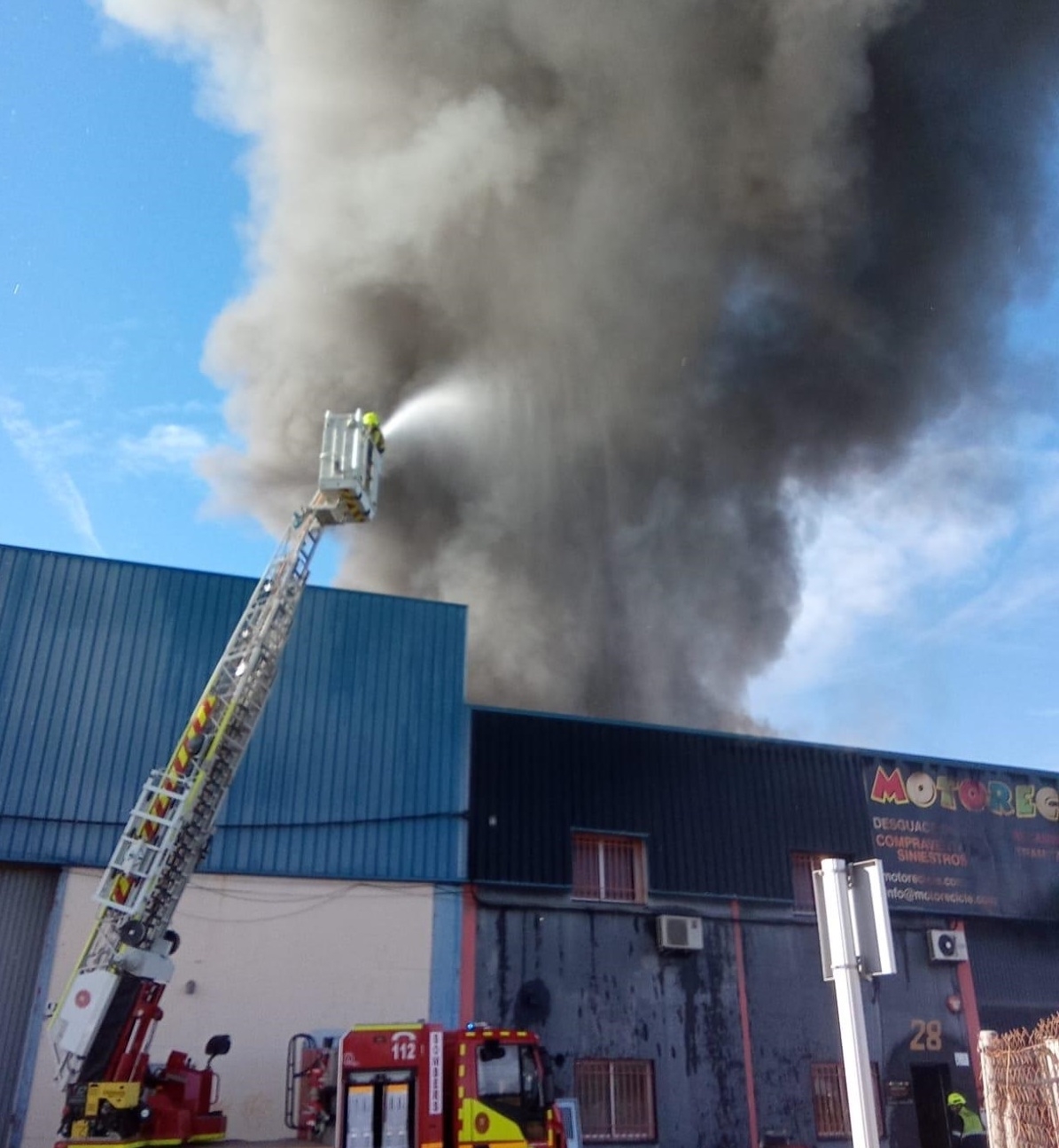 Estabilizado el incendio en una nave industrial de Alboraya