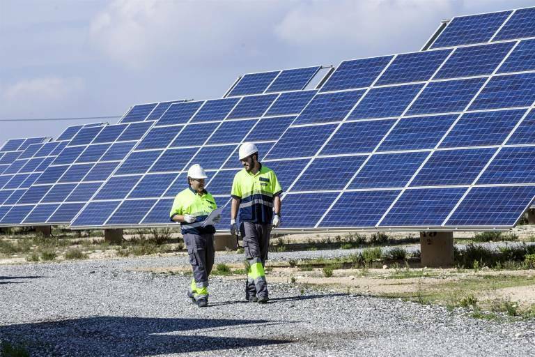 Casi 900.000 euros y 2.060 paneles en Pi Gros: avanza la primera central fotovoltaica de Castelló